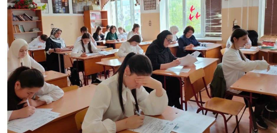 Заместитель председателя Общественной палаты Республики Дагестан Шамсият Насрулаева вместе с экспертами палаты приняла участие в Диктанте Победы, посвящённом празднованию 80-летия Победы.